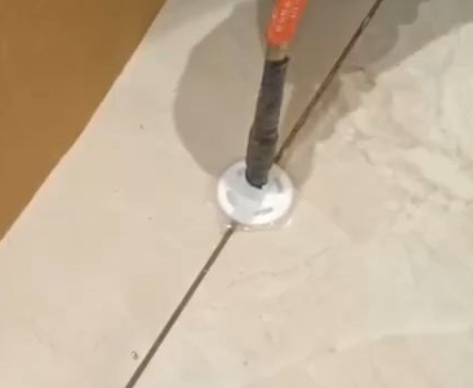 长春瓷砖空鼓维修公司专业解答瓷砖在铺贴过程中，如果没有涂抹均匀到位的粘结材料（如水泥砂浆或瓷砖胶），可能会导致以下问题